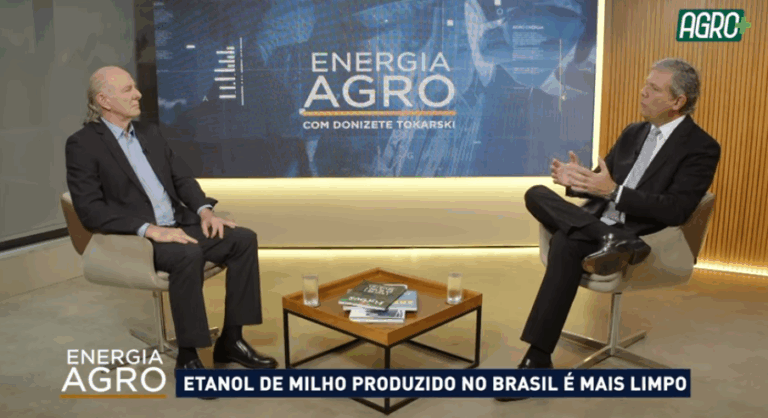 Donizete Tokarski recebe Roberto Hollanda, diretor-executivo da Bioenergia Brasil. Durante uma conversa dinâmica e esclarecedora, ambos abordam temas fundamentais para o setor dos biocombustíveis, destacando a importância estratégica da Bioenergia Brasil como representante dos produtores nacionais.