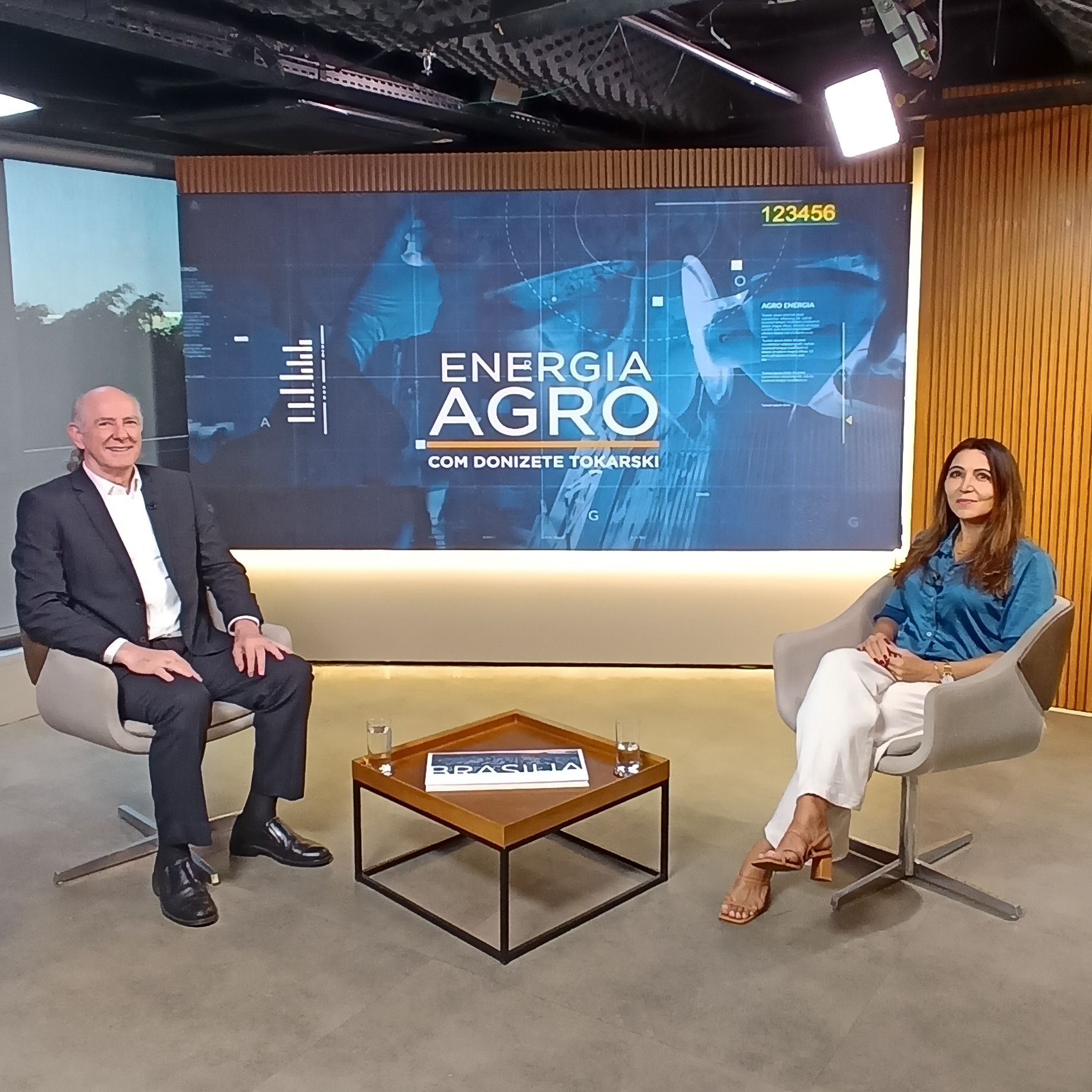 Dra. Itânia Soares e Donizete Tokarski discutem sobre o biodigestor rural no programa Energia Agro.